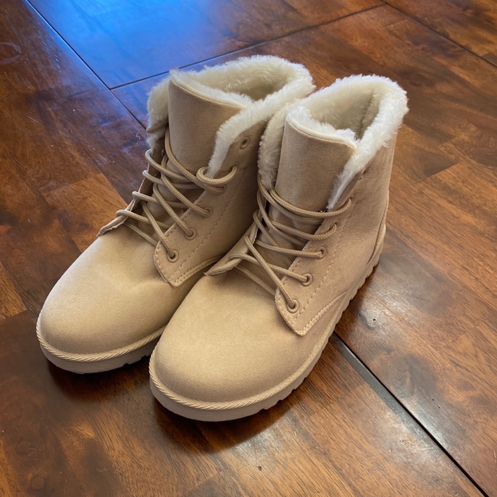 Super cute Sport Fashion combat-style fuzzy lined boots 8.5